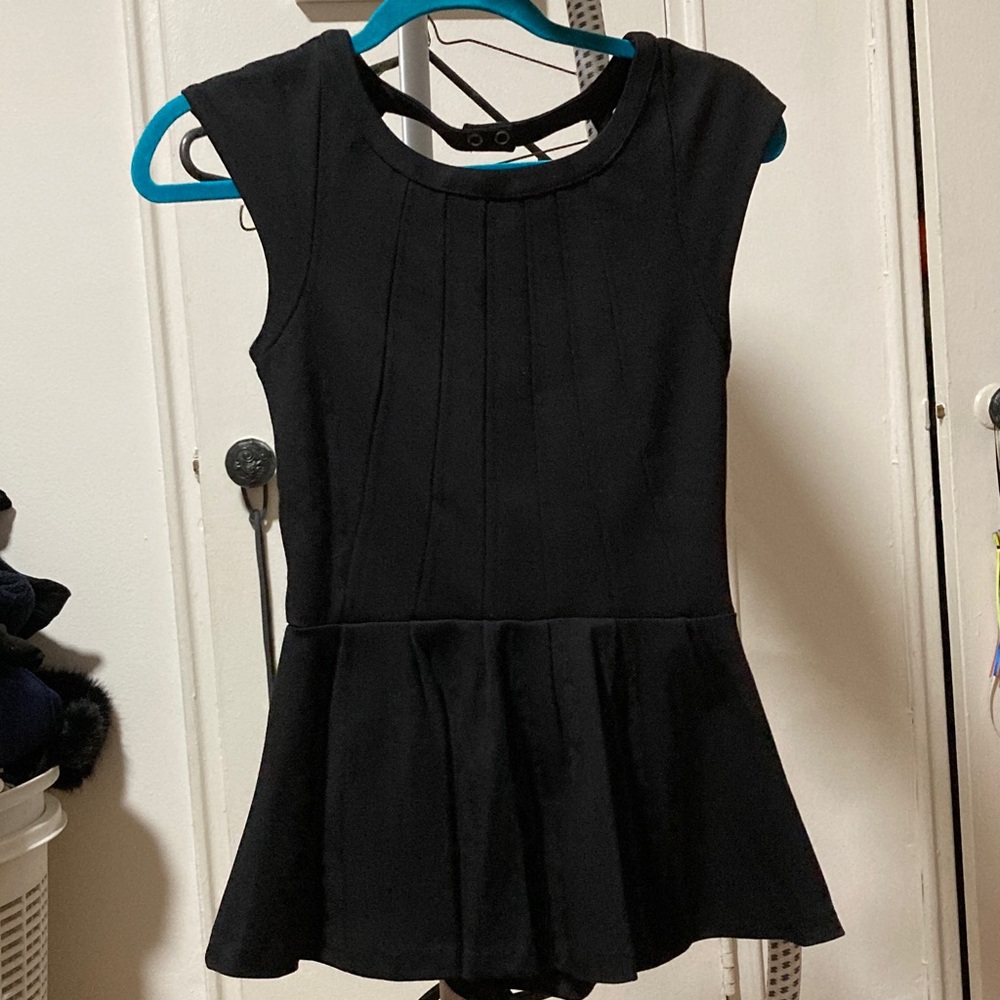 H&M peplum cap sleeve top w/open back NWOT Sz. 6. Black